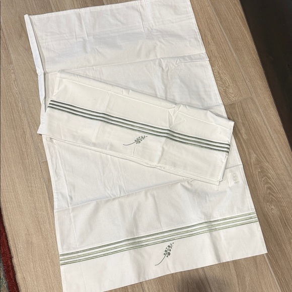 Pottery Barn embroidered Pillowcases new set of 2 + matching flat sheet Queen